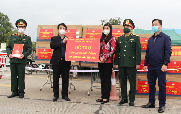 Hanoi presents money and face masks to Hai Duong province